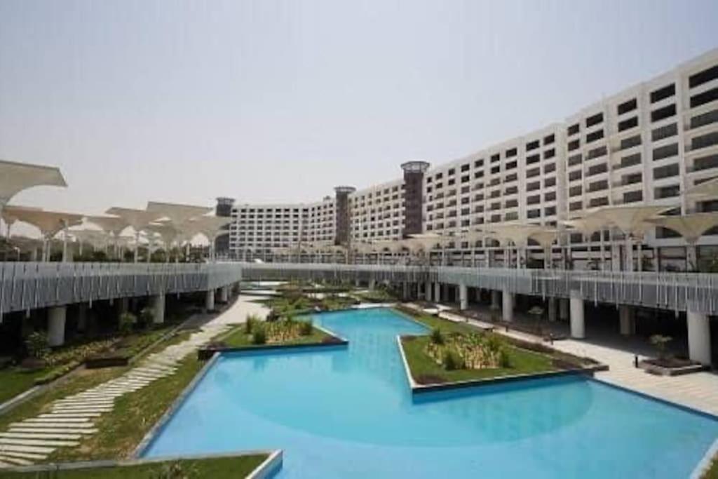 An Elegant In Park Mall With View Il Cairo